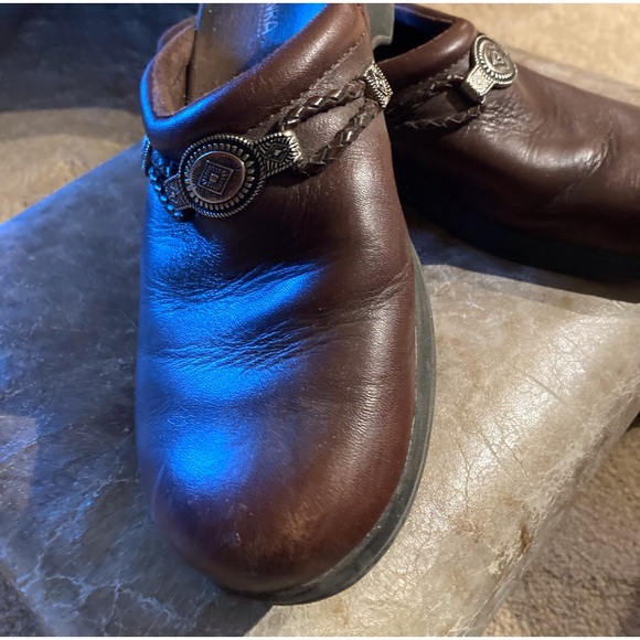 Minnetonka Concho Mule - Picture 2 of 6